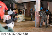 Team of players hide behind barricades on the battlefield. Стоковое фото, фотограф Яков Филимонов / Фотобанк Лори