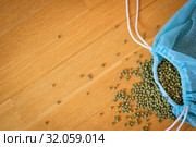 Green mung bean in blue reusable package on wooden background. Copy space. Стоковое фото, фотограф Ольга Балынская / Фотобанк Лори