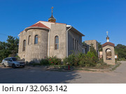 Церковь священномученика Порфирия, епископа Симферопольского и Крымского в посёлке Заозёрное Сакского района республики Крым (2019 год). Стоковое фото, фотограф Николай Мухорин / Фотобанк Лори