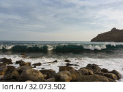 Холодное Черное море ранней весной. Волны разбиваются о большие камни на берегу Разбойничьей Бухты в Крыму. Сумерки (2019 год). Стоковое фото, фотограф Наталья Гармашева / Фотобанк Лори