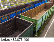 Состав с пустыми вагонами для перевозки угля (2018 год). Редакционное фото, фотограф Вячеслав Палес / Фотобанк Лори
