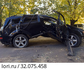 Искореженный кузов легкового автомобиля после ДТП (2018 год). Редакционное фото, фотограф Вячеслав Палес / Фотобанк Лори