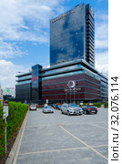 DoubleTree by Hilton Hotel Minsk, вид с улицы Димитрова, Минск, Беларусь (2019 год). Редакционное фото, фотограф Ольга Коцюба / Фотобанк Лори