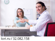 Young woman visiting male doctor oculist. Стоковое фото, фотограф Elnur / Фотобанк Лори
