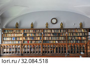 Научная библиотека Российской Академии художеств. Читальный зал. Книжные полки. РФ, Санкт-Петербург (2019 год). Редакционное фото, фотограф Ирина Быстрова / Фотобанк Лори