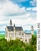 Вид на замок Нойшванштайн (Нейшванштейн, Schloss Neuschwanstein). Лето. Бавария. Германия (2019 год). Стоковое фото, фотограф E. O. / Фотобанк Лори
