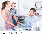 Angry mother quarreling with adult banker. Стоковое фото, фотограф Яков Филимонов / Фотобанк Лори