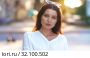 Portrait of cute woman in the city. Стоковое видео, видеограф Илья Шаматура / Фотобанк Лори