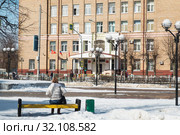 Мать ждет на скамейке ребенка из школы. Средняя общеобразовательная школа № 13 в городе Электростали Московской области (2019 год). Редакционное фото, фотограф Кузин Алексей / Фотобанк Лори