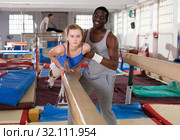 Positive African male coach helping teenage girl. Стоковое фото, фотограф Яков Филимонов / Фотобанк Лори