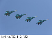 Репетиция празднования Дня Победы в Москве. Пролет авиации над Красной площадью. Группа многофункциональных сверхзвуковых истребителей-бомбардировщиков Су-34 (Fullback) (2019 год). Редакционное фото, фотограф Игорь Долгов / Фотобанк Лори