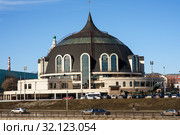 Город Тула. Городской пейзаж с видом на музей оружия на фоне синего неба (2019 год). Редакционное фото, фотограф Игорь Низов / Фотобанк Лори