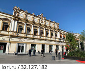 Москва, улица Кузнецкий Мост. Памятник архитектуры - доходный дом И. И. Воронцовой — И. Г. Евдокимова — З. И. Шориной (№ 7/6/9) (2019 год). Редакционное фото, фотограф Овчинникова Ирина / Фотобанк Лори