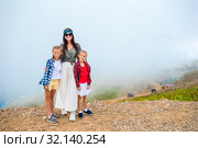 Beautiful happy family in mountains in the background of fog. Beautful landscape. Стоковое фото, фотограф Дмитрий Травников / Фотобанк Лори