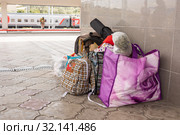 Вещи стоят у стены на вокзале, в ожидании поезда (2019 год). Редакционное фото, фотограф Иванов Алексей / Фотобанк Лори