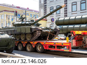Transportation of heavy army tank T-72B3 on a cargo platform (2019 год). Редакционное фото, фотограф FotograFF / Фотобанк Лори