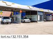 Car wash self-service in summer day (2019 год). Редакционное фото, фотограф FotograFF / Фотобанк Лори