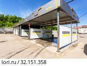Car wash self-service in summer day (2019 год). Редакционное фото, фотограф FotograFF / Фотобанк Лори