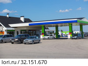 Cars are refueled by petrol. Стоковое фото, фотограф Юрий Бизгаймер / Фотобанк Лори