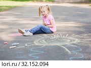 little girl draws with chalk on pavement. Стоковое фото, фотограф Майя Крученкова / Фотобанк Лори