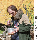 Moscow zoo. Zookeeper wiith Banded mongoose (Mungos mungo). Delicious caterpillar (2019 год). Редакционное фото, фотограф Валерия Попова / Фотобанк Лори