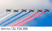 Шестерка штурмовиков Су-25 с дымами цветов российского флага. Генеральная репетиция парада ко дню ВМФ. Санкт-Петербург (2019 год). Редакционное фото, фотограф Сергей Афанасьев / Фотобанк Лори