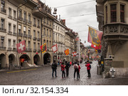Tourists take photos at Bern street (2017 год). Редакционное фото, фотограф EugeneSergeev / Фотобанк Лори