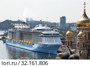 Cruise ship "Spectrum of the Seas" for the first time moored in the Russian port of Vladivostok (2019 год). Редакционное фото, фотограф Василий Князев / Фотобанк Лори