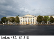 Здание бывших Губернских присутственных мест на Советской площади в Ярославле. Здание Ярославской Областной Думы. Золотое кольцо России (2019 год). Редакционное фото, фотограф Елена Коромыслова / Фотобанк Лори