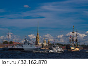 Санкт-Петербург. Военный корабль на параде в День ВМФ (2019 год). Редакционное фото, фотограф Литвяк Игорь / Фотобанк Лори
