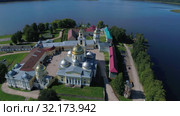 Полет над Нило-Столобенской пустынью солнечным августовским днем (аэросъемка). Тверская область, Россия (2019 год). Стоковое видео, видеограф Виктор Карасев / Фотобанк Лори