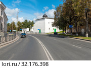 Улица Леона Поземского. Купол церкви святых Козьмы и Дамиана. Звонница. Псков (2019 год). Редакционное фото, фотограф Александр Щепин / Фотобанк Лори
