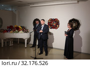 Фридман Михаил Феликсович поздравляет автора выставки (2019 год). Редакционное фото, фотограф Дмитрий Неумоин / Фотобанк Лори