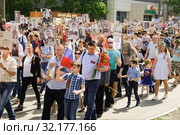 Большое количество людей с портретами родственников, погибших в Великой Отечественной войне, участвуют в акции "Бессмертный полк - Электросталь". Электросталь, улица Мира. День Победы 9 мая, Московская область, Россия (2019 год). Редакционное фото, фотограф Кузин Алексей / Фотобанк Лори