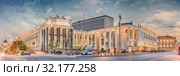 Здание Российской государственной библиотеки в Москве постройки 1928-60 годов. Архитекторы В. А. Щуко, В. Г. Гельфрейх. Улица Воздвиженка, д 3/5.  Съёмка 2019 года. Редакционное фото, фотограф Дмитрий Данилкин / Фотобанк Лори