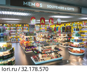 Souvenir shop at Hochiminh city International airport (2019 год). Редакционное фото, фотограф Александр Подшивалов / Фотобанк Лори