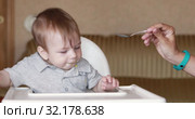 Baby eating mashed potatoes. Стоковое видео, видеограф Потийко Сергей / Фотобанк Лори