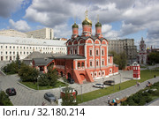 Москва. Собор иконы Божией Матери "Знамение" бывшего Знаменского монастыря на Варварке. Вид из парка "Зарядье" (2019 год). Редакционное фото, фотограф Елена Орлова / Фотобанк Лори