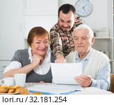 Elderly couple and social employee. Стоковое фото, фотограф Яков Филимонов / Фотобанк Лори