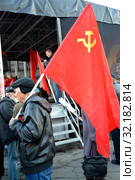 Пожилой мужчина держит красный флаг СССР на митинге КПРФ. Калининград (2017 год). Редакционное фото, фотограф Ирина Борсученко / Фотобанк Лори