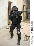 Special forces armed with machine gun ready to attack. Стоковое фото, фотограф Дмитрий Калиновский / Фотобанк Лори