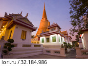 Вечерние сумерки в буддистском храме Wat Bowonniwet Vihara. Бангкок, Таиланд (2019 год). Стоковое фото, фотограф Виктор Карасев / Фотобанк Лори