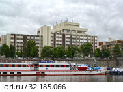 Гостиница "InterContinental" и прогулочный корабль на реке Влтаве. Прага, Чехия (2014 год). Редакционное фото, фотограф Ирина Борсученко / Фотобанк Лори
