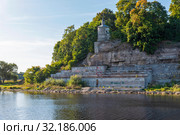 Склон Снятной горы со стороны реки Великой. Псков (2019 год). Стоковое фото, фотограф Александр Щепин / Фотобанк Лори