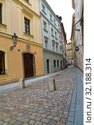 Узкуя улочка Старого города с брусчатой мостовой. Прага, Чехия (2014 год). Редакционное фото, фотограф Ирина Борсученко / Фотобанк Лори