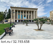 Азербайджан, Баку, улица Шихали Курбанова, 1. Азербайджанский Государственный Академический Национальный Драматический Театр (2019 год). Редакционное фото, фотограф Овчинникова Ирина / Фотобанк Лори