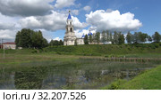 Июльский день на реке Кашинка. Город Кашин. Тверская область, Россия (2019 год). Стоковое видео, видеограф Виктор Карасев / Фотобанк Лори