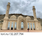 Шиитская мечеть Биби-Эйбат осенью в пасмурный день. Баку, Азербайджан (2019 год). Редакционное фото, фотограф Овчинникова Ирина / Фотобанк Лори