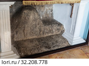 Монастырь Искушение на горе Каранталь в Палестине. Камень, на котором, по преданию, молился Иисус Христос во время своего сорокадневного поста (2016 год). Стоковое фото, фотограф Наталья Волкова / Фотобанк Лори
