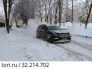 Автомобиль застрял в снежной колее (2018 год). Редакционное фото, фотограф Дмитрий Неумоин / Фотобанк Лори